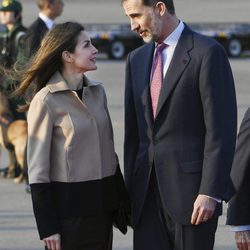 Los Reyes Felipe y Letizia, muy cómplices a su llegada a Tokio para su Viaje de Estado a Japón