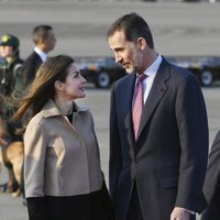 Los Reyes Felipe y Letizia, muy cómplices a su llegada a Tokio para su Viaje de Estado a Japón