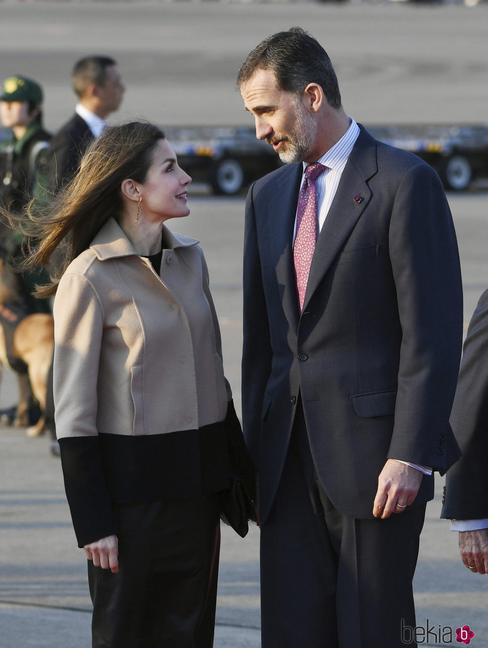 Los Reyes Felipe y Letizia, muy cómplices a su llegada a Tokio para su Viaje de Estado a Japón