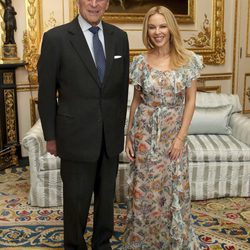 El Duque de Edimburgo y Kylie Minogue en una audiencia en el Castillo de Windsor