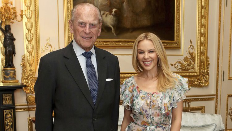 El Duque de Edimburgo y Kylie Minogue en una audiencia en el Castillo de Windsor