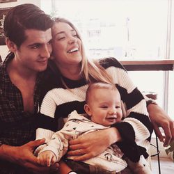 Álvaro Morata y Alice Campello muy sonrientes con el hijo de Ana Moya