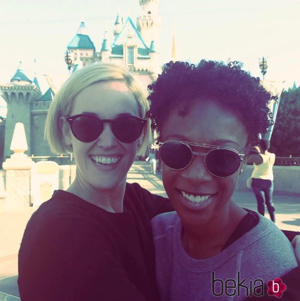 Samira Wiley y Lauren Morelli disfrutando en Disneyland