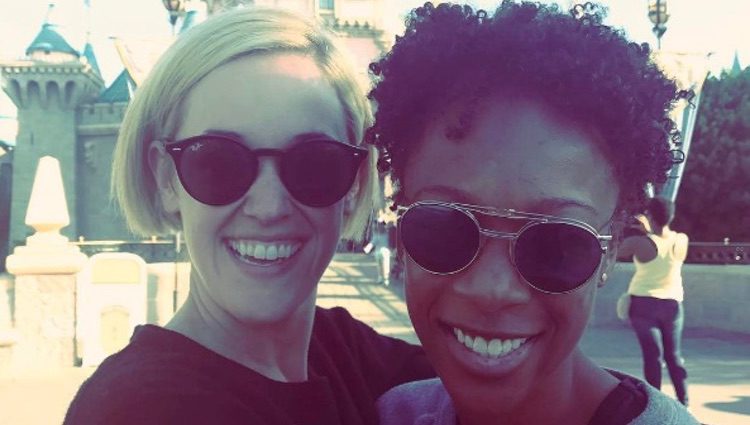 Samira Wiley y Lauren Morelli disfrutando en Disneyland