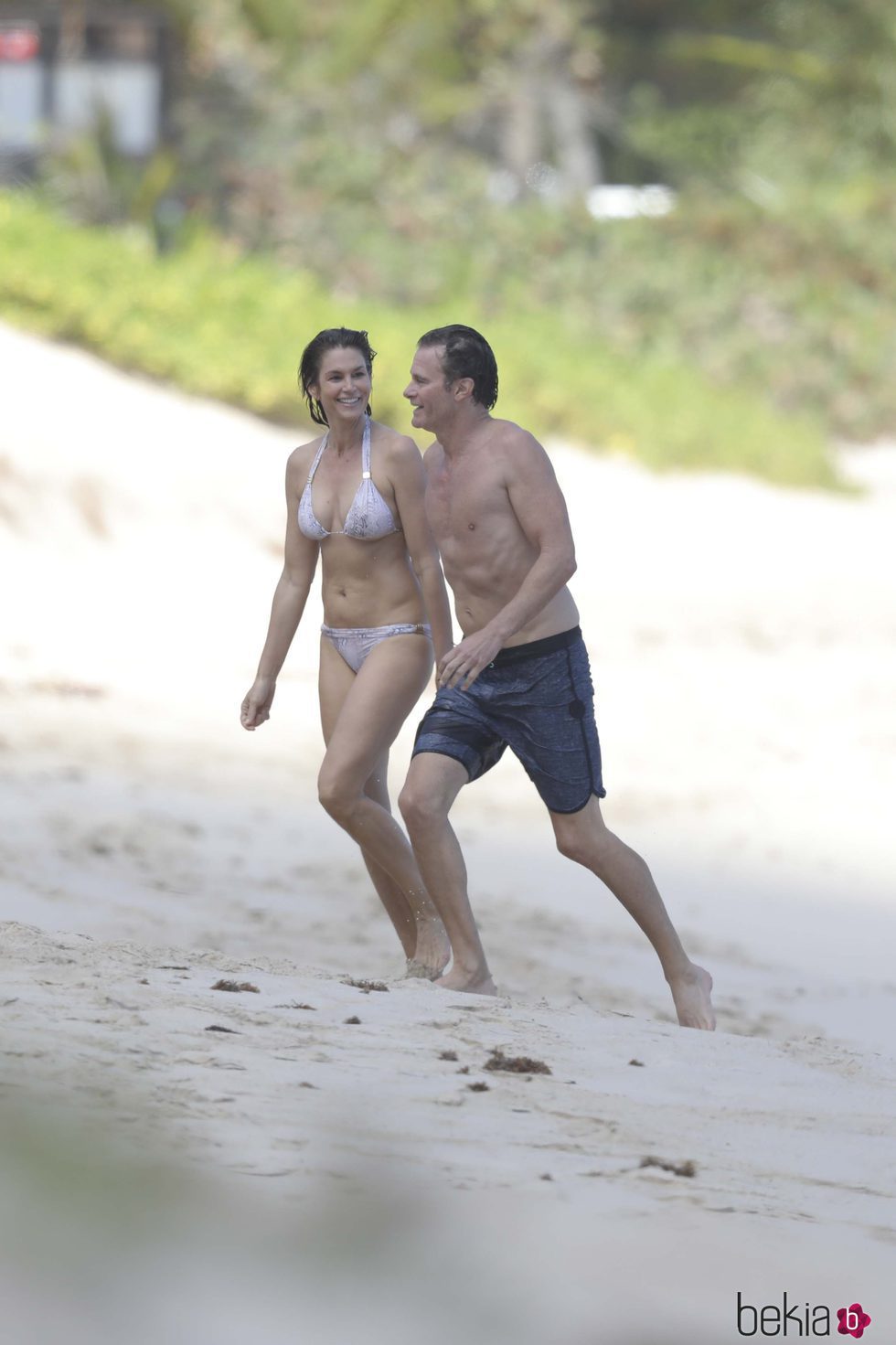 Cindy Crawford y Rande Gerber paseando por las playas de San Bartolomé