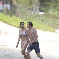 Cindy Crawford y Rande Gerber paseando por las playas de San Bartolomé