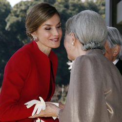 La Reina Letizia saluda a Michiko de Japón en su Viaje de Estado a Japón