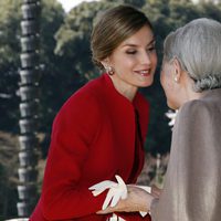 La Reina Letizia saluda a Michiko de Japón en su Viaje de Estado a Japón