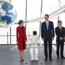 Los Reyes Felipe y Letizia con el robot Asimo en el Museo Miraikan de Tokio