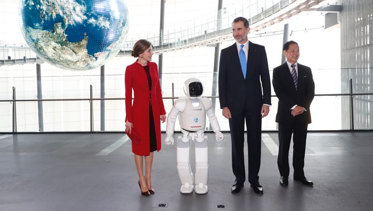 Los Reyes Felipe y Letizia con el robot Asimo en el Museo Miraikan de Tokio