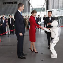 Los Reyes Felipe y Letizia saludan al robot Asimo en el Museo Miraikan de Tokio