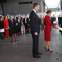 Los Reyes Felipe y Letizia saludan al robot Asimo en el Museo Miraikan de Tokio