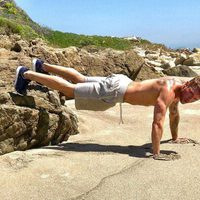 Ryan Phillippe haciendo flexiones