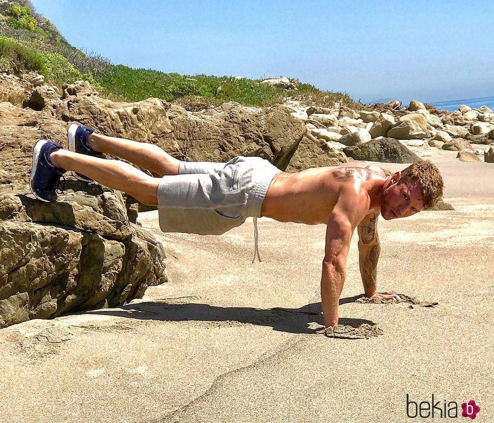 Ryan Phillippe haciendo flexiones