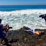 Ryan Phillippe tumbado sobre las rocas