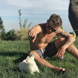 Ryan Phillippe junto a un perro