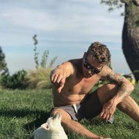 Ryan Phillippe junto a un perro