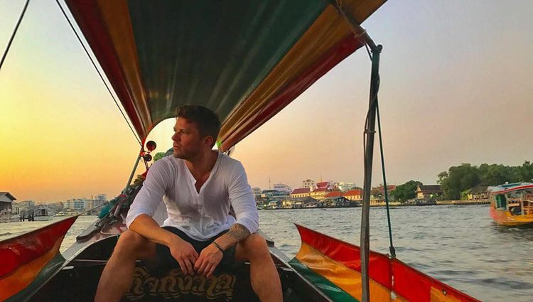 Ryan Phillippe montado en una barca