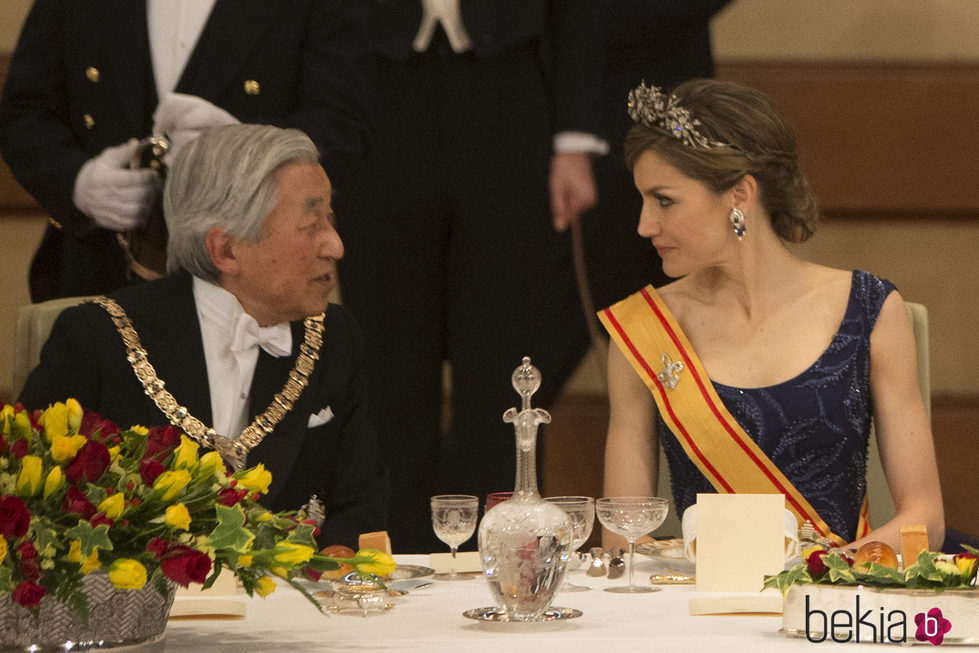 La Reina Letizia charla con Akihito de Japón en la cena de gala durante su Viaje de Estado a Japón