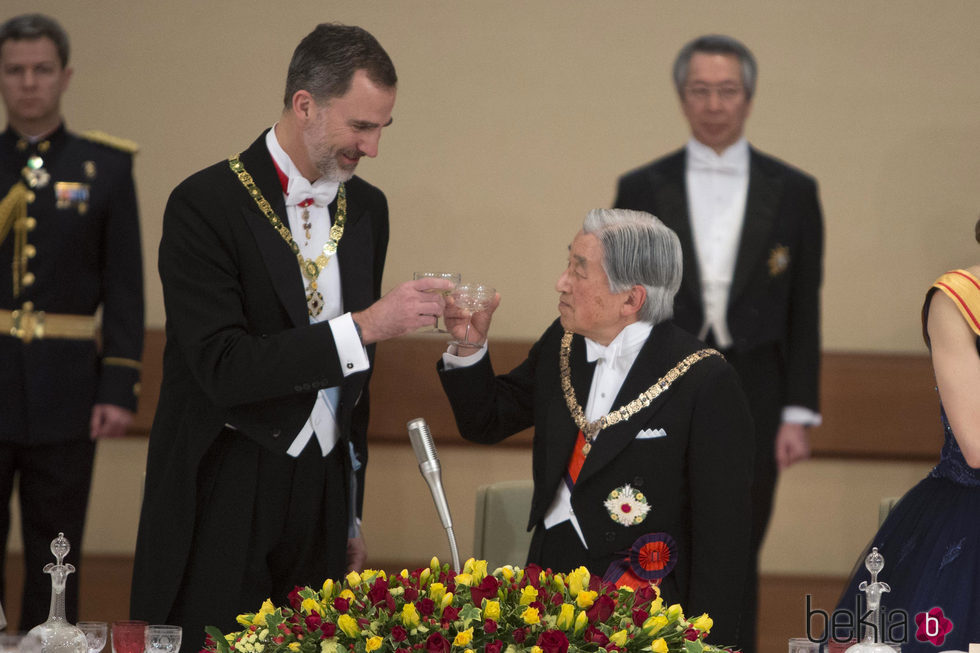 El Rey Felipe brinda con Akihito de Japón en la cena de gala en honor a los Reyes Felipe y Letizia