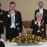 La Reina Letizia deja la copa tras brindar con el Rey Felipe y Akihito de Japón