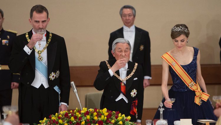 La Reina Letizia deja la copa tras brindar con el Rey Felipe y Akihito de Japón