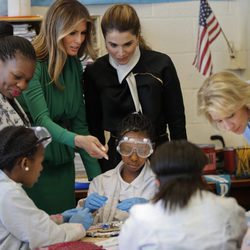 Melania Trump y Rania de Jordania visitan juntas una escuela en Washington