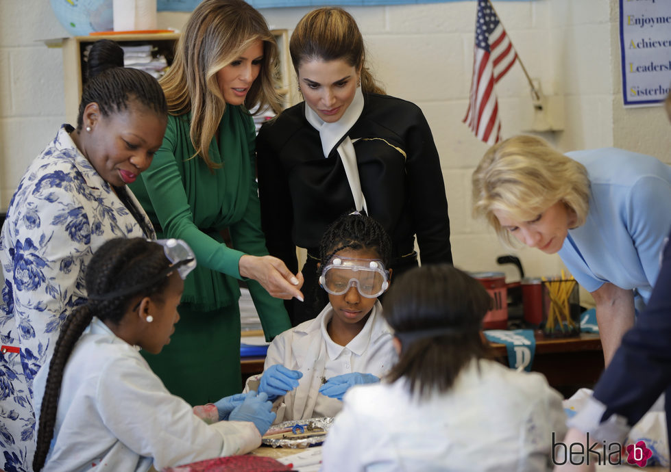 Melania Trump y Rania de Jordania visitan juntas una escuela en Washington