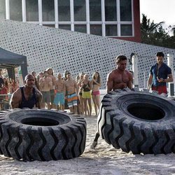 Zac Efron y Dwayne Johnson en una de las escenas de 'Baywatch'