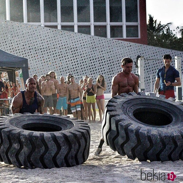 Zac Efron y Dwayne Johnson en una de las escenas de 'Baywatch'