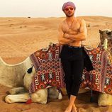 Zac Efron posa muy sexy sin camiseta con un camello en el desierto de Dubai