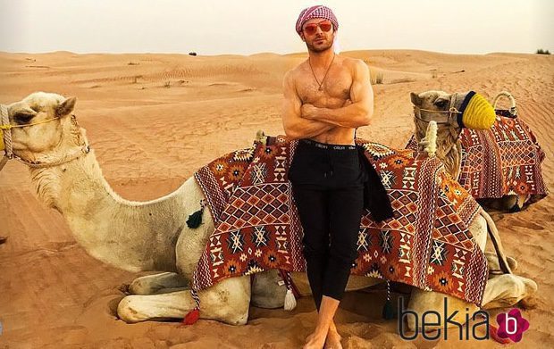 Zac Efron posa muy sexy sin camiseta con un camello en el desierto de Dubai