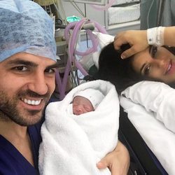 Cesc Fábregas y Daniella Semaan presentan a su bebé Leonardo