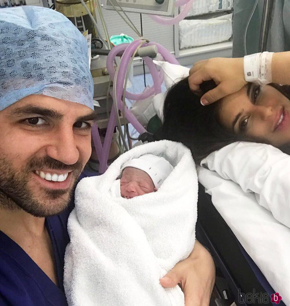 Cesc Fábregas y Daniella Semaan presentan a su bebé Leonardo