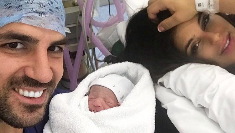 Cesc Fábregas y Daniella Semaan presentan a su bebé Leonardo