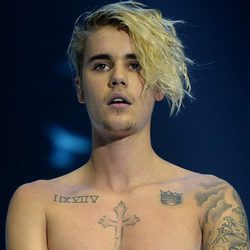 Justin Bieber sin camiseta durante uno de sus conciertos