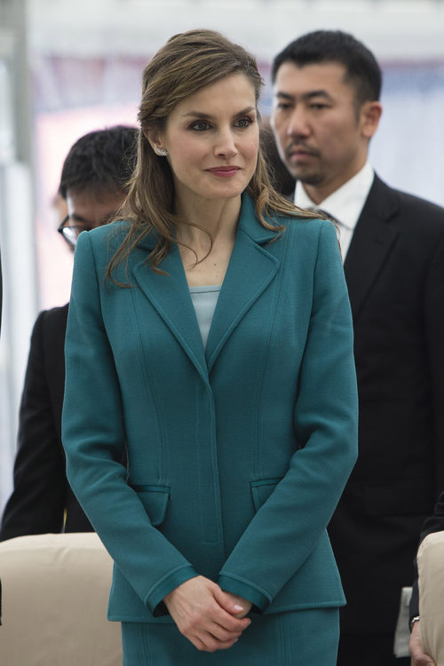 La Reina Letizia en su visita al templo Sengen Jinja en Japón