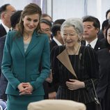 La Reina Letizia con la Emperatriz Michiko en el templo Sengen Jinja de Japón