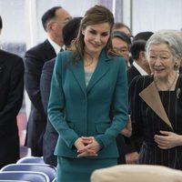 La Reina Letizia con la Emperatriz Michiko en el templo Sengen Jinja de Japón