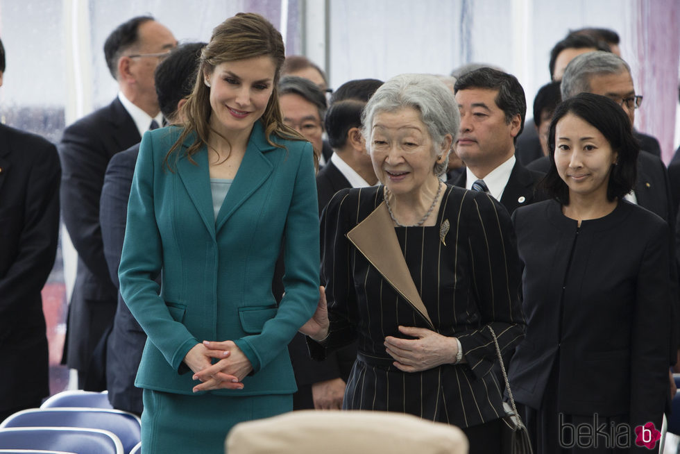 La Reina Letizia con la Emperatriz Michiko en el templo Sengen Jinja de Japón