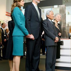 Los Reyes visitando el centro de prevención de terremotos en Shizouka