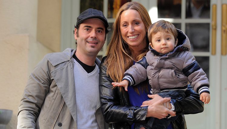 Gemma Mengual y su marido Enric con su hijo Nil