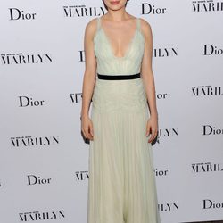 Michelle Williams presume de escote con un vestido beig