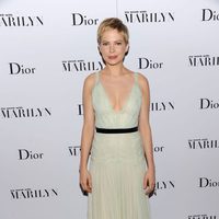 Michelle Williams presume de escote con un vestido beig