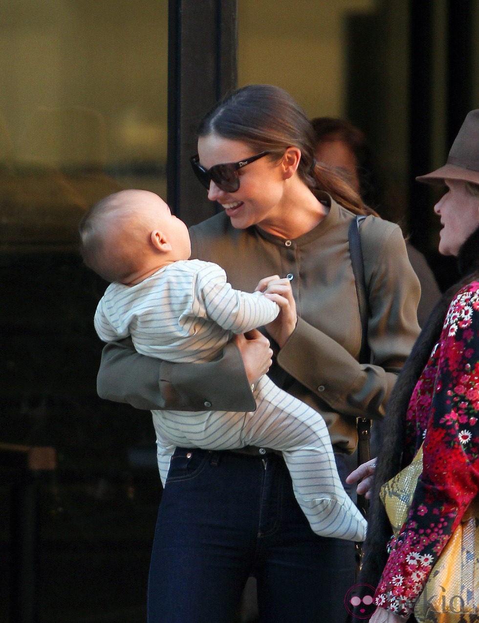 Miranda Kerr se divierte con su hijo Flynn