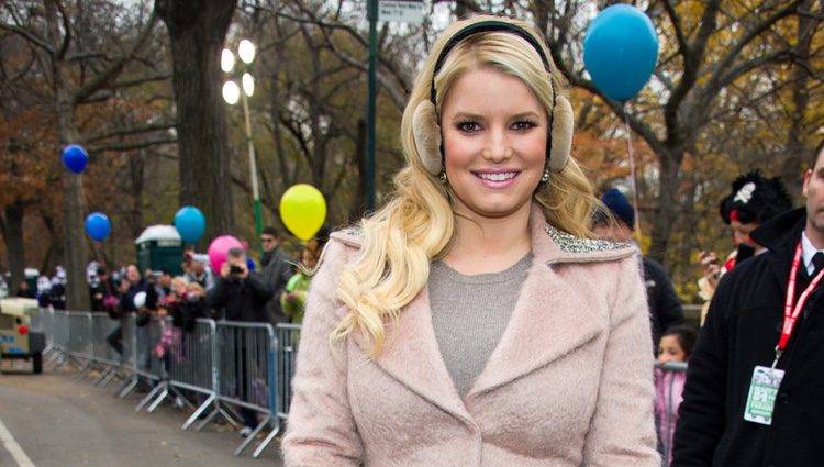 Jessica Simpson con un abrigo pequeño para ella