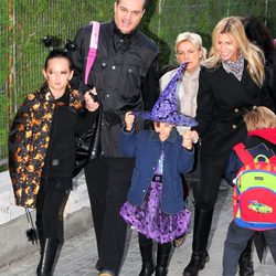 Ramón García y Patricia Cerezo con sus hijas a la salida de una fiesta de Halloween en el colegio