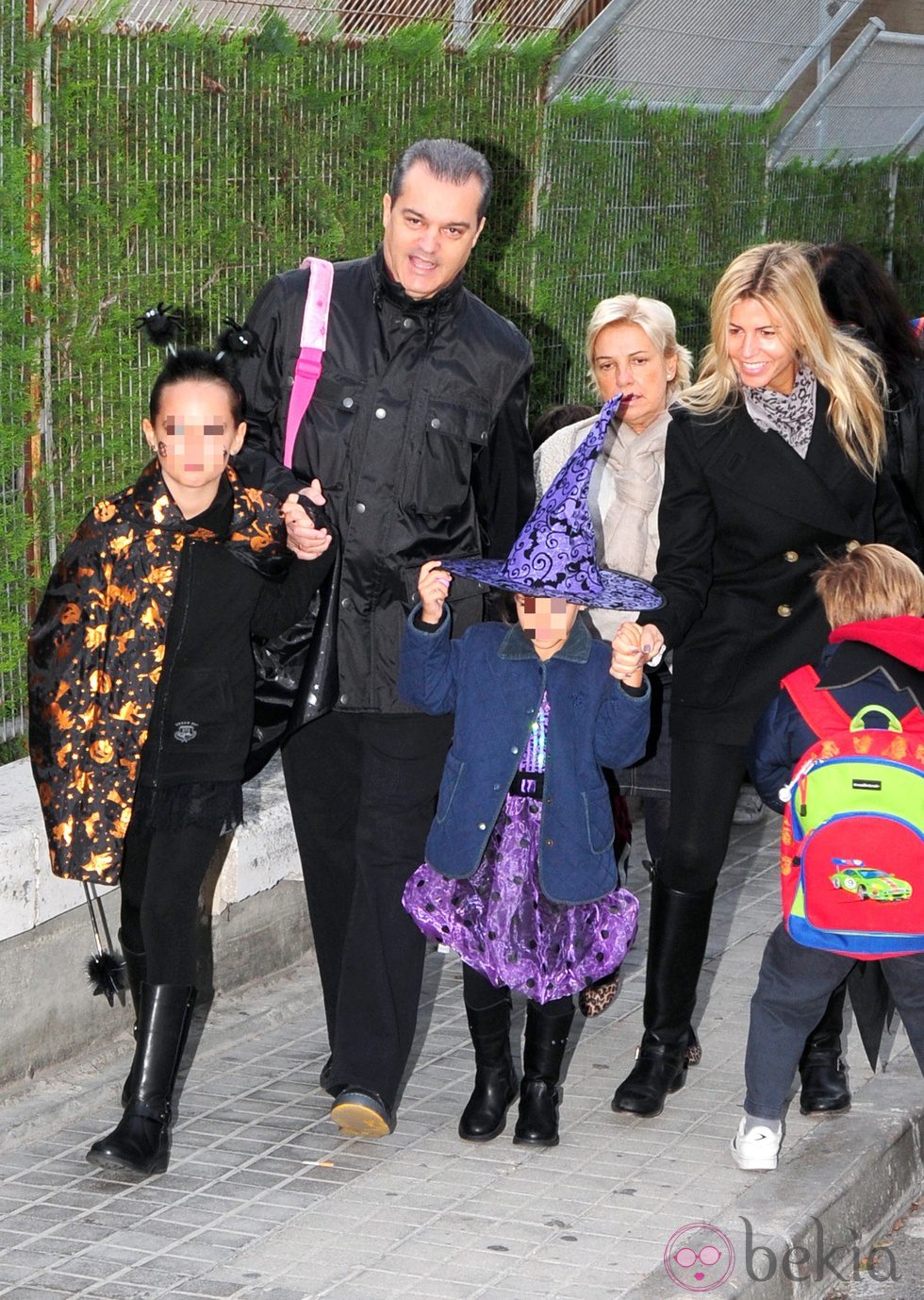 Ramón García y Patricia Cerezo con sus hijas a la salida de una fiesta de Halloween en el colegio