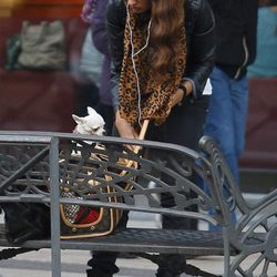 Noelia López con su perro por las calles de Madrid