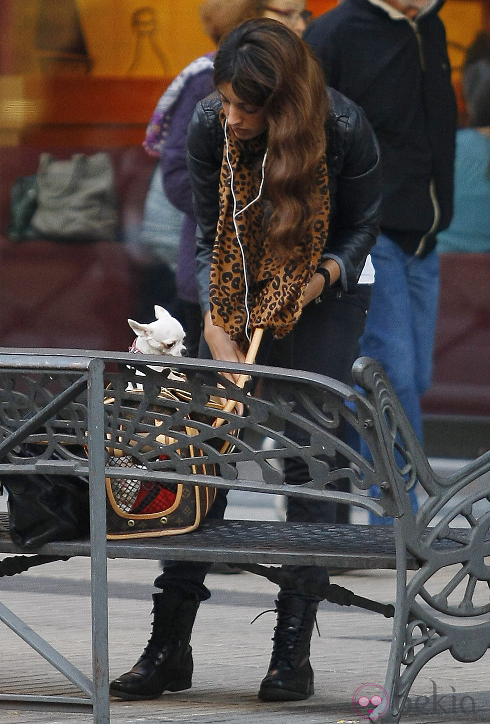 Noelia López con su perro por las calles de Madrid